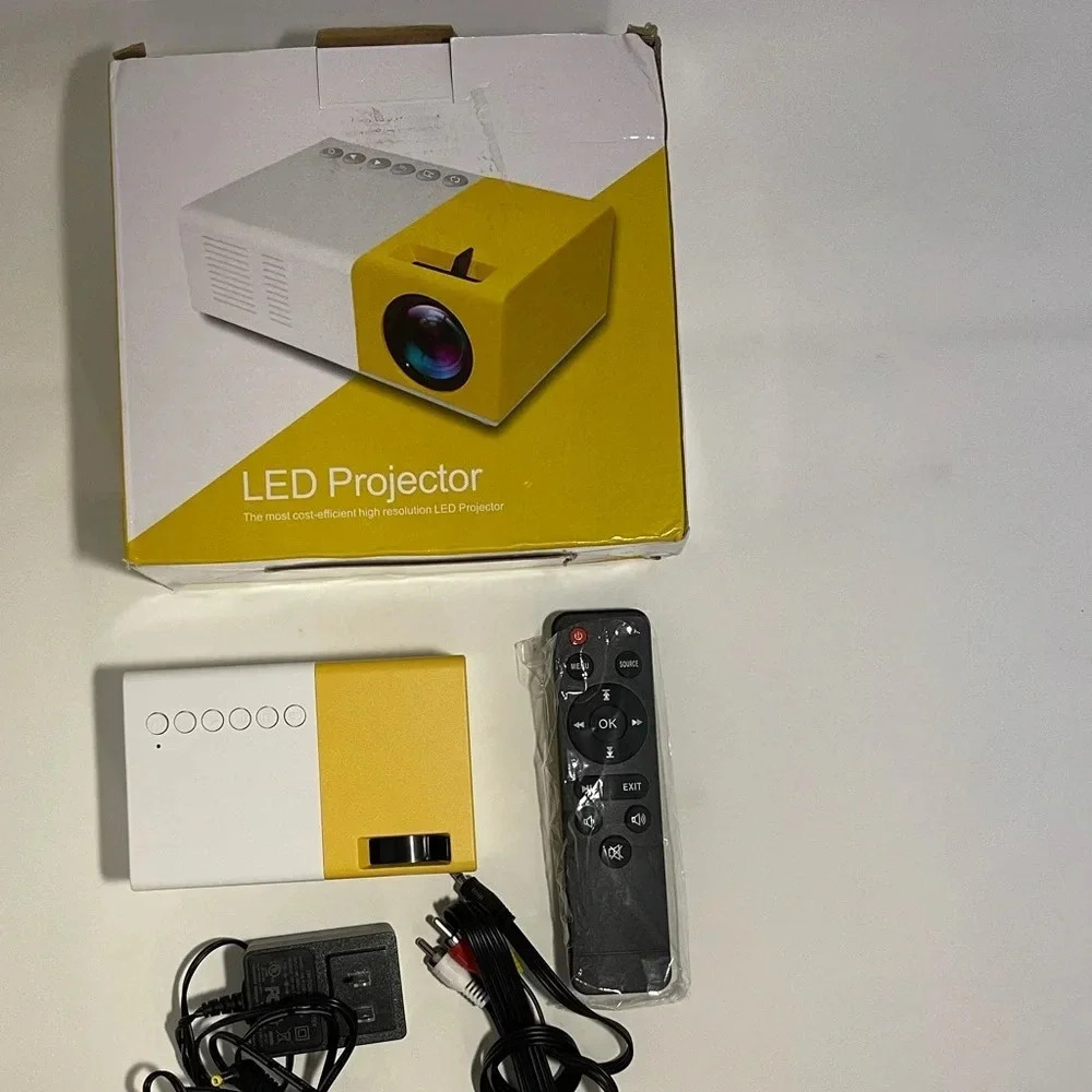 NIB! LED mini high resolution projector - Picture 2 of 4